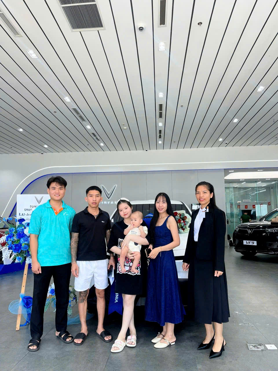 Khoảnh khắc bàn giao xe tại showroom VinFast